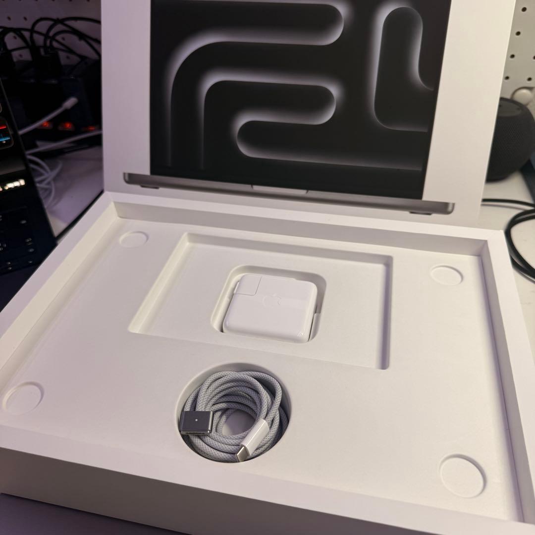 MacBookPro 512GB M3チップ　14インチ　極美品