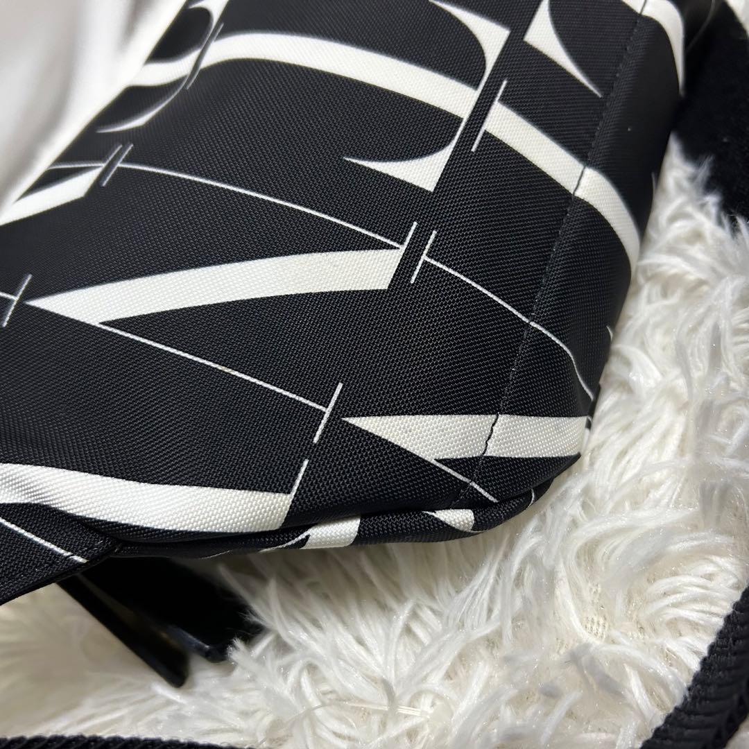 極美品　valentino VLTN ボディバッグ　ショルダーバッグ　ロゴ入り