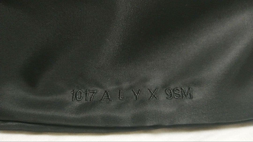 【美品】 1017 ALYX 9SM ボディバッグ ブラック ショルダーバッグ