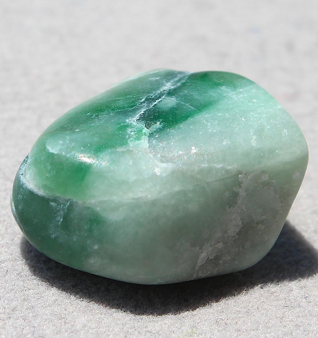 ［一部ロウカン質］糸魚川翡翠 原石 3.4g