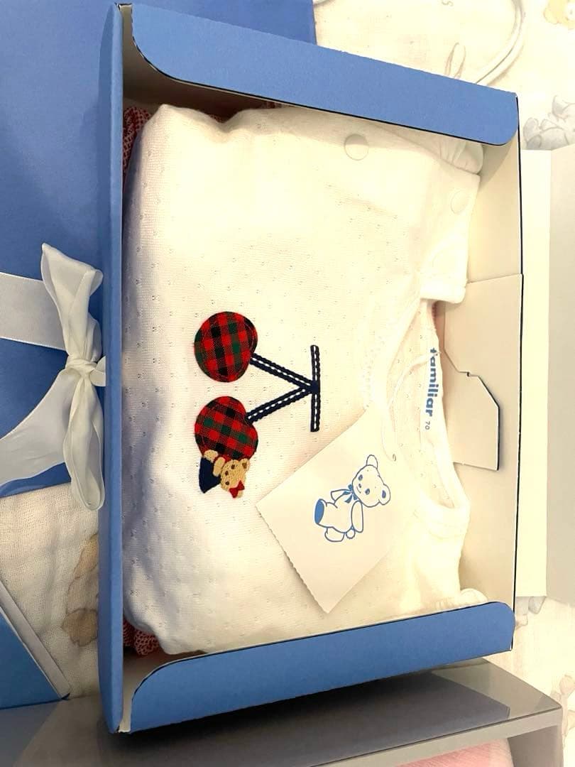 k*n様 【新品】familiar チェリー柄ロンパース 70cm おぼろタオル