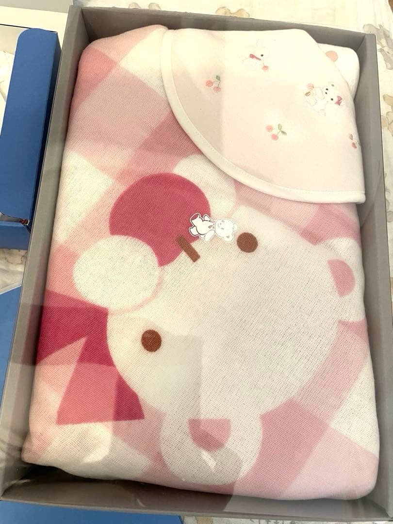 k*n様 【新品】familiar チェリー柄ロンパース 70cm おぼろタオル