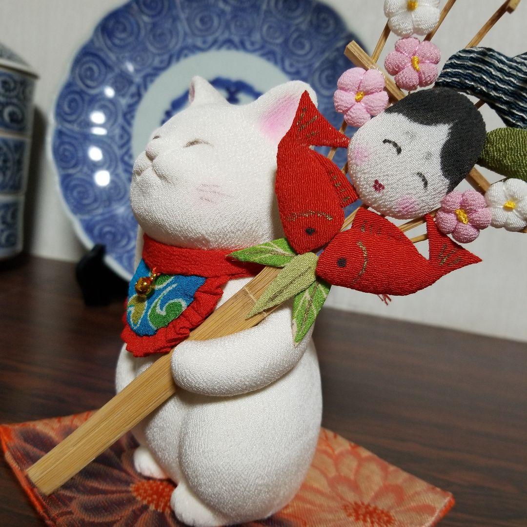 くまでを持った招き猫