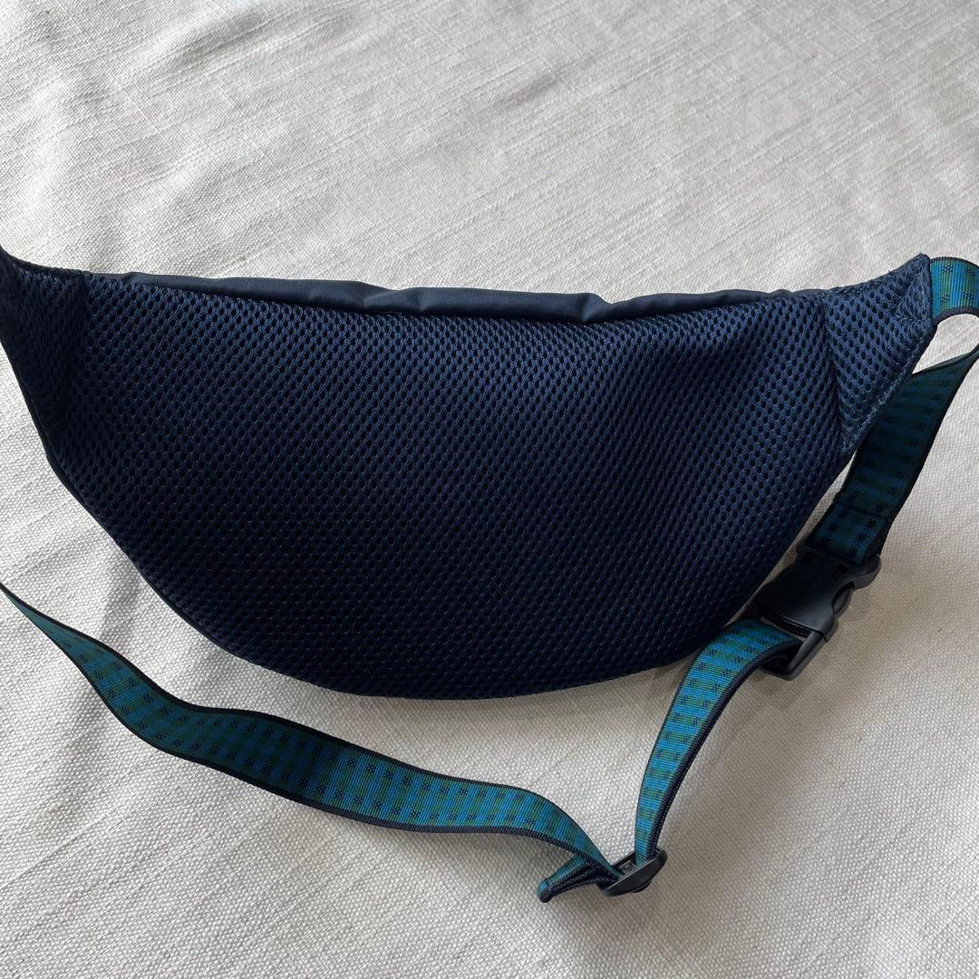 ファミリア　ボディバッグ　ネイビー