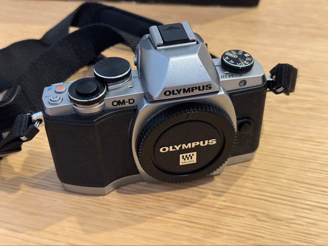 Olympus OM-D ミラーレスカメラ 望遠レンズ付き