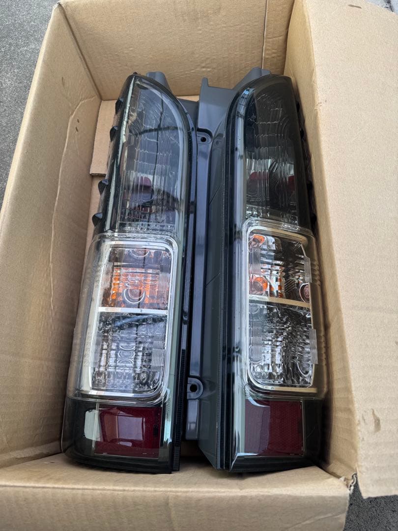 年末限定価格200系ハイエースV 前期後期対応 社外テールランプ左右セット送料込