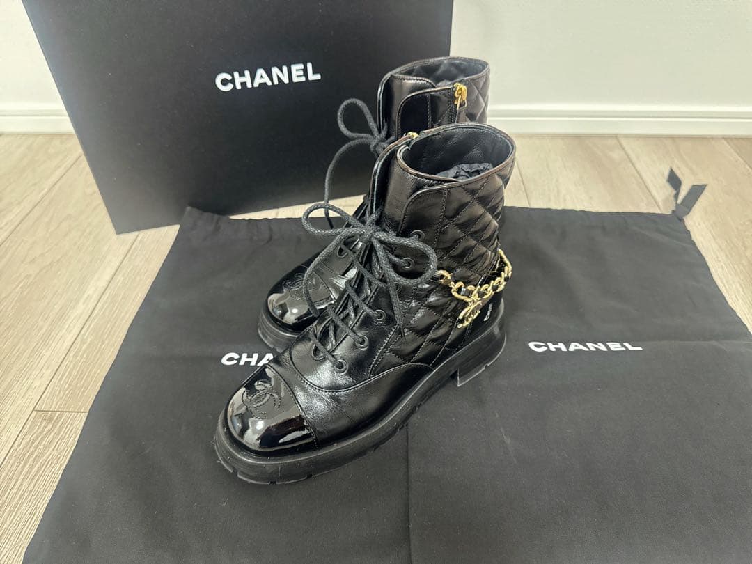 CHANEL ブラック キルティングブーツ