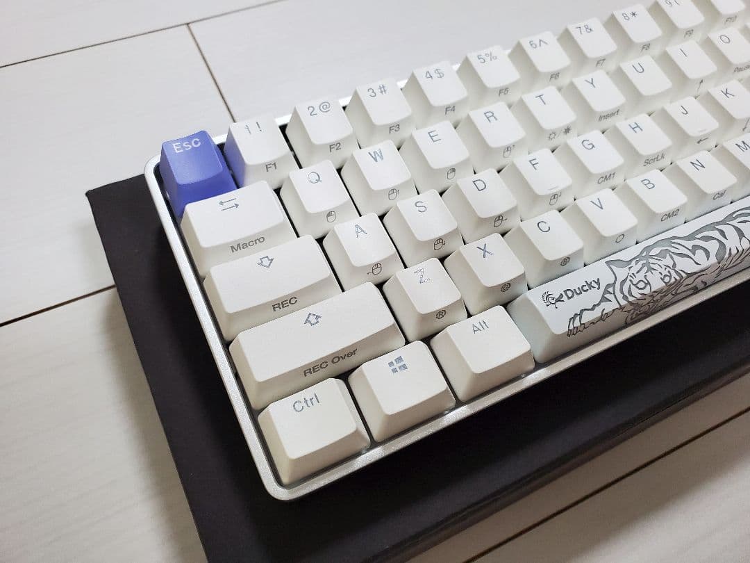 DUCKY × IQUNIX キーボード 【静音赤軸】