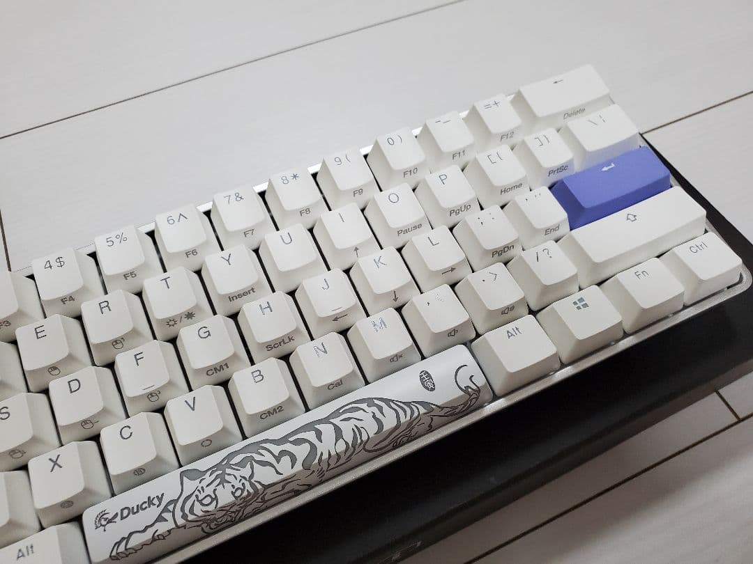 DUCKY × IQUNIX キーボード 【静音赤軸】