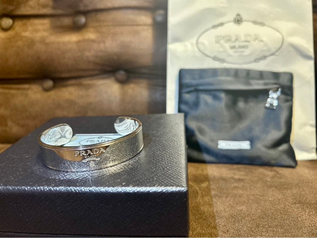 N*a様 【新品】PRADA ロゴ ジュエリー カフブレスレット　ギャランティ付