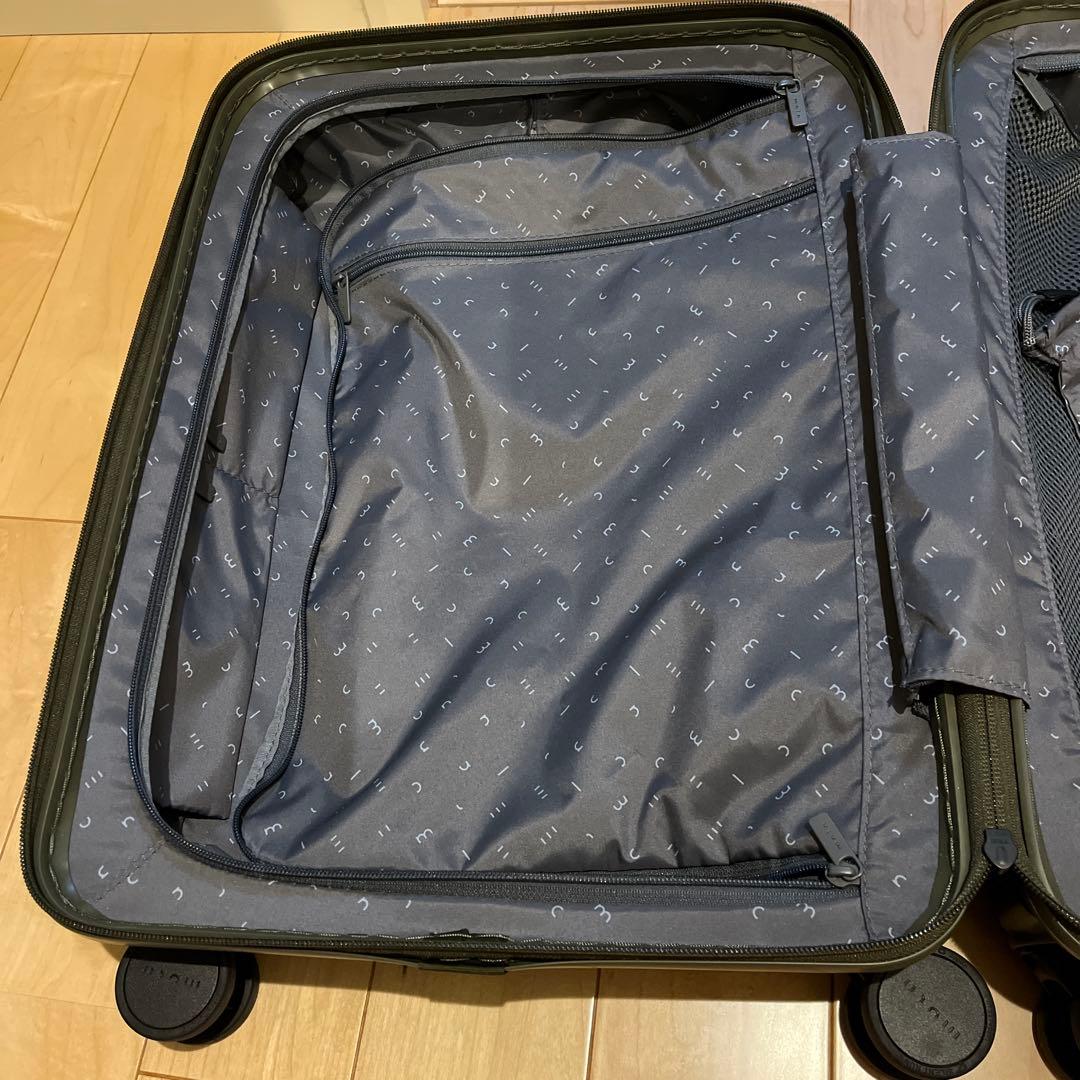 moln（モルン）　キャリーオンスーツケース・モス（緑）　同色タグ付き