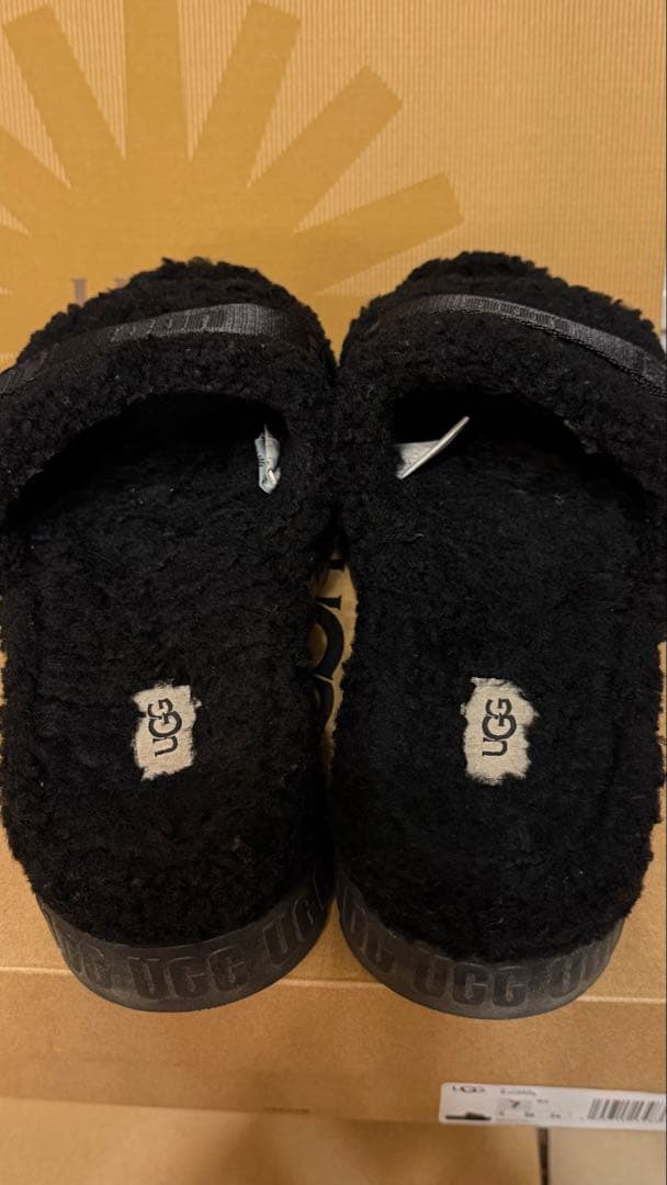 UGG ブラックサンダル　Fluffita サイズ7 ソックスで履いて可愛いです