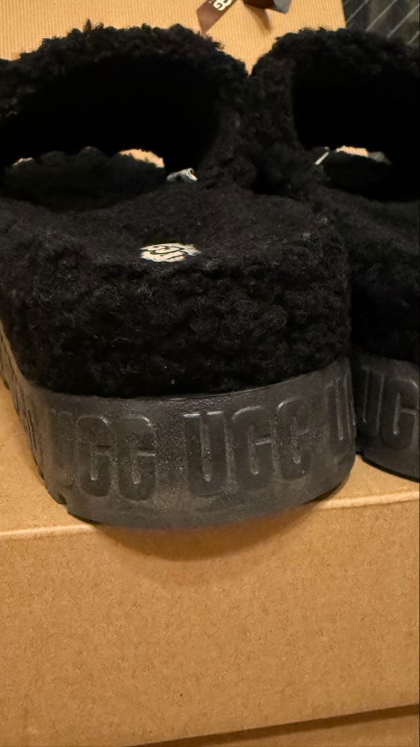 UGG ブラックサンダル　Fluffita サイズ7 ソックスで履いて可愛いです