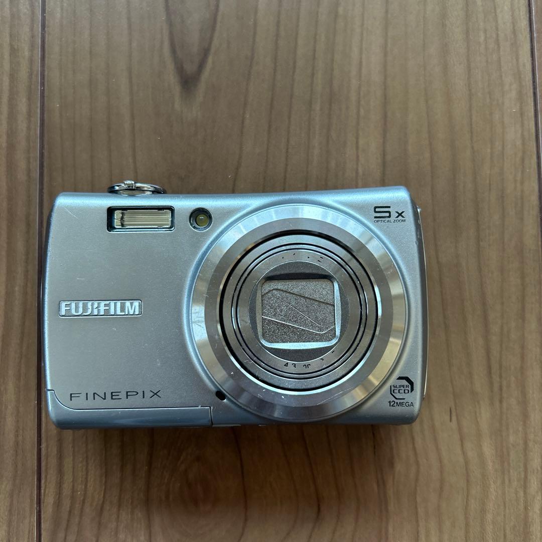 Fujifilm FinePix F100 コンパクトデジタルカメラ