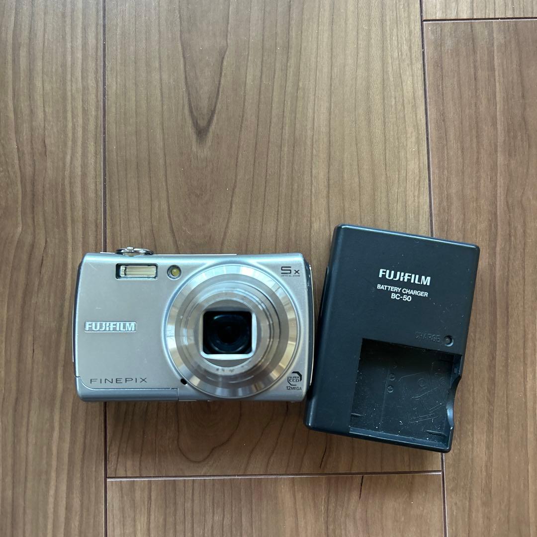 Fujifilm FinePix F100 コンパクトデジタルカメラ