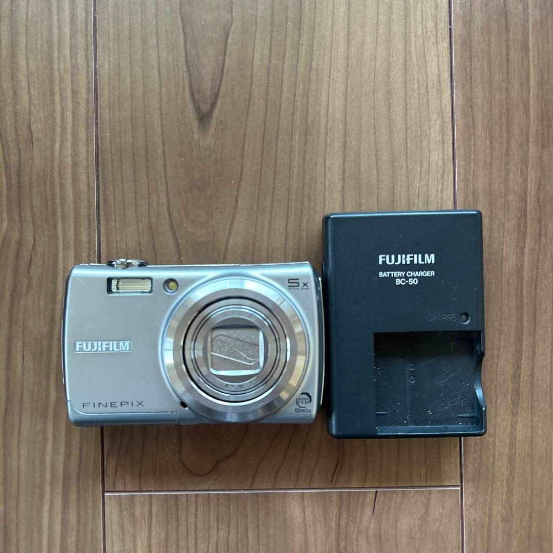 Fujifilm FinePix F100 コンパクトデジタルカメラ