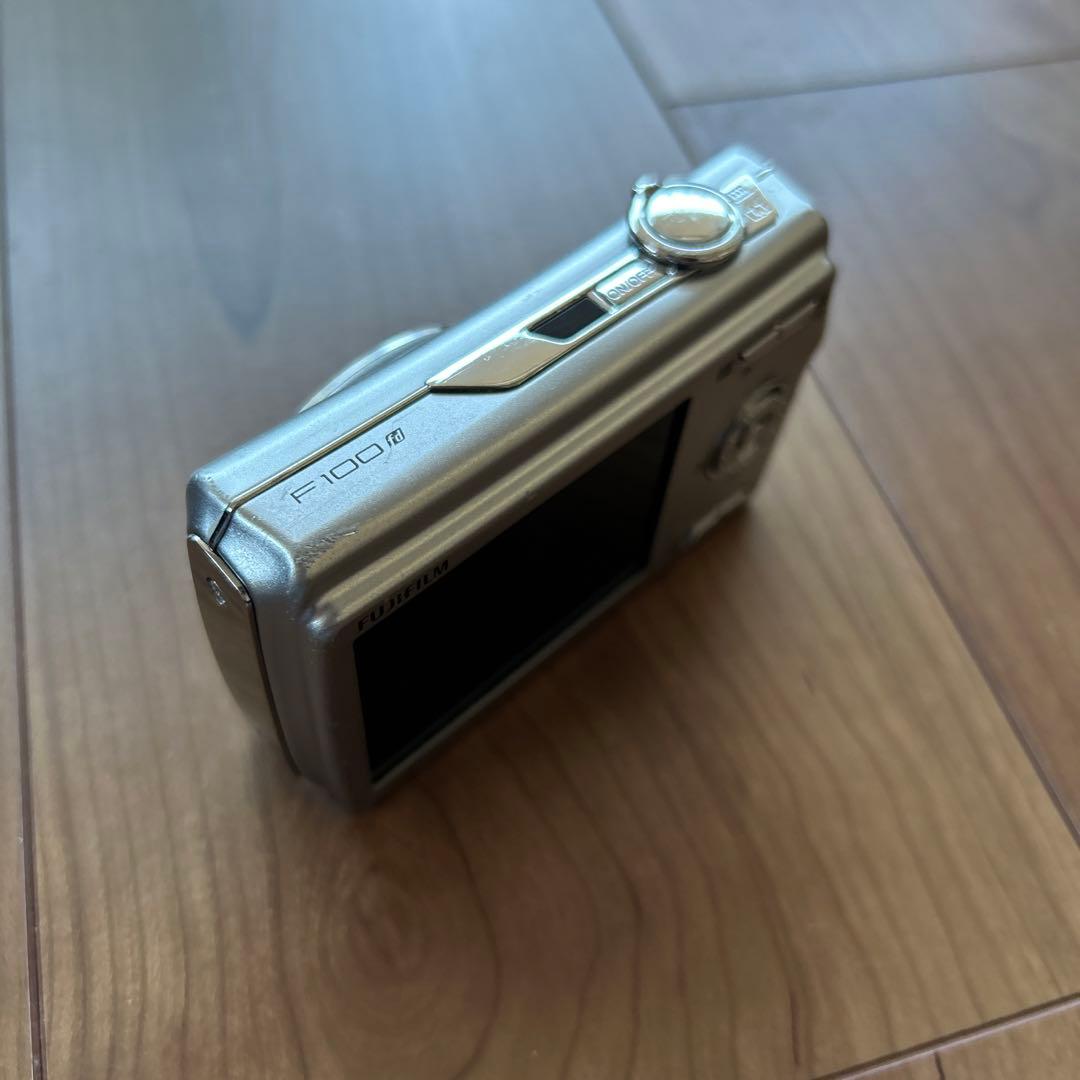 Fujifilm FinePix F100 コンパクトデジタルカメラ