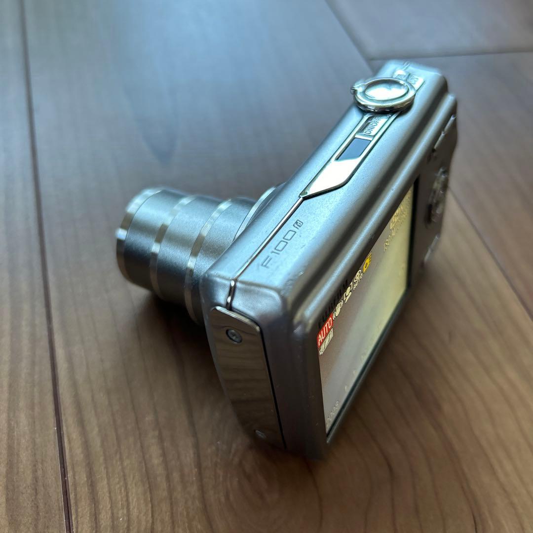 Fujifilm FinePix F100 コンパクトデジタルカメラ