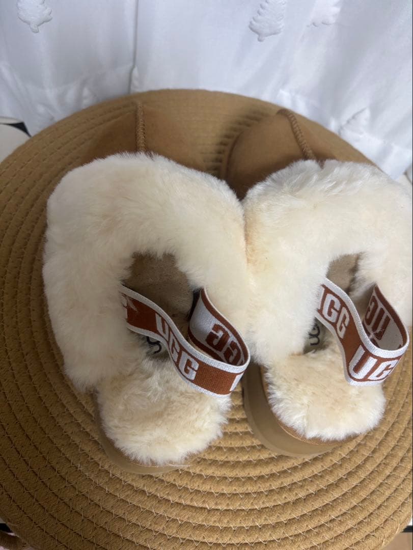 UGG 23.5厚底ベージュ ふわふわスリッパ