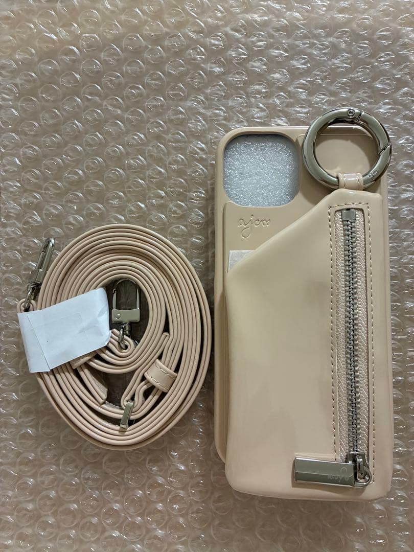 ajew エジュー　iPhone14.16e共通対応　ベージュ　エナメル素材