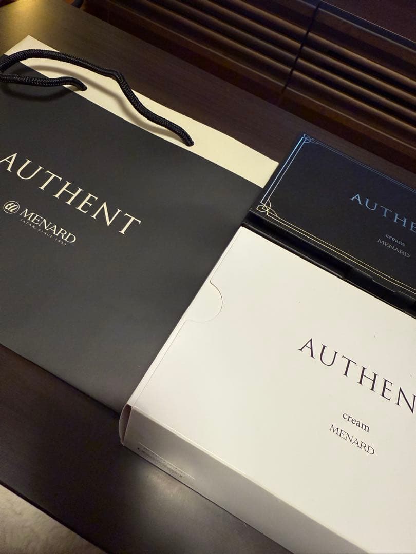 メナードオーセントクリーム容器付き