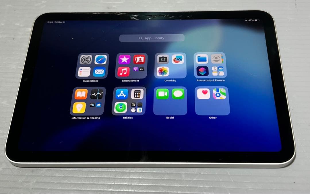 iPadmini6th generation64GB 画面の側面が壊れています。