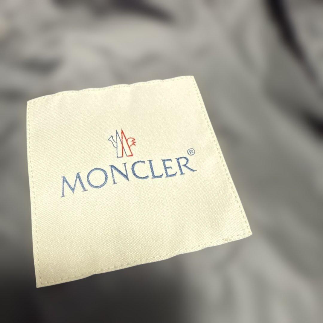 MONCLER ブラックナイロンジャケット フード付き