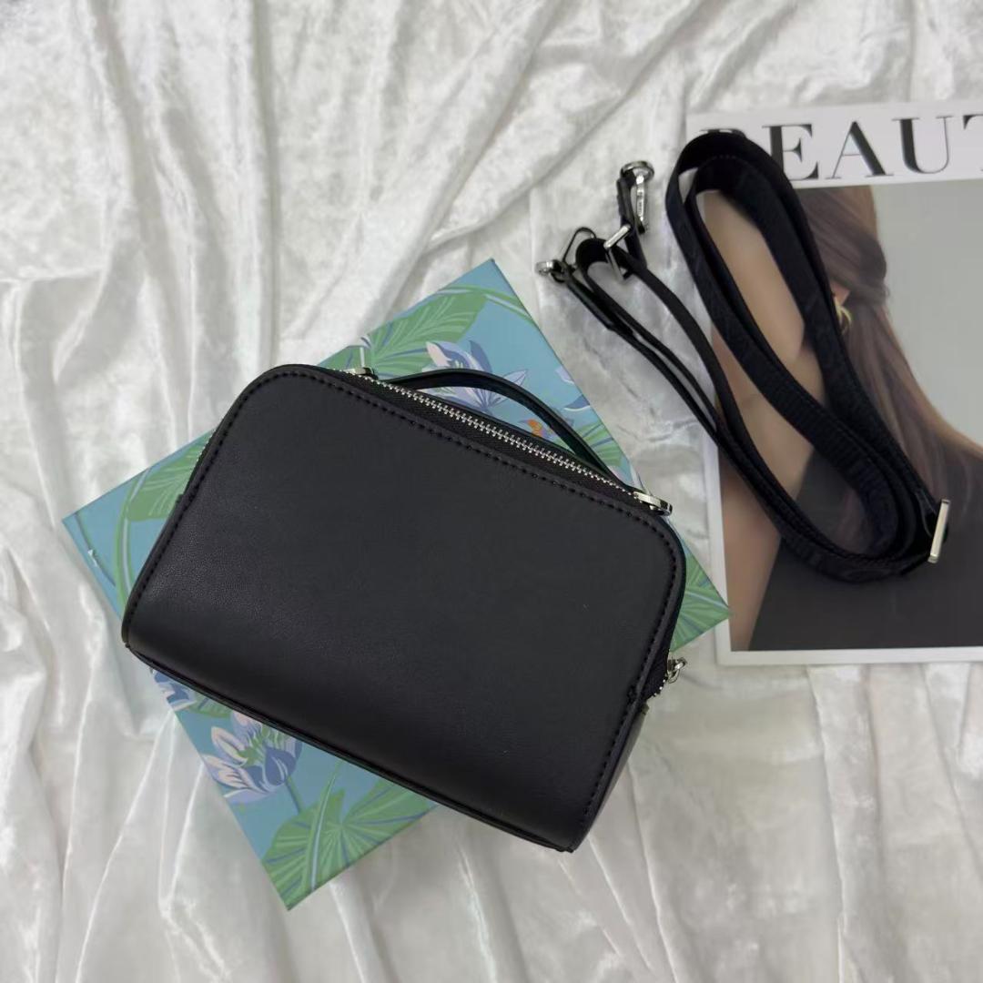 ブラックレザーのメッセンジャーバッグ