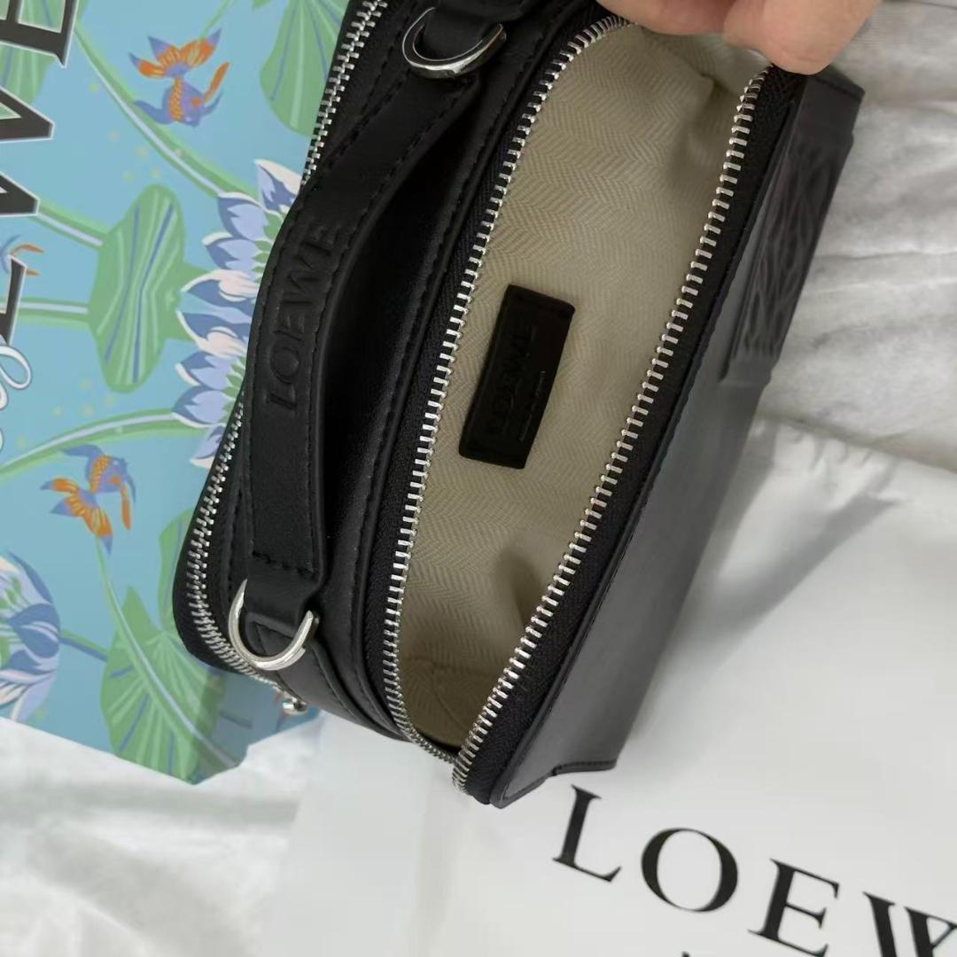 ブラックレザーのメッセンジャーバッグ