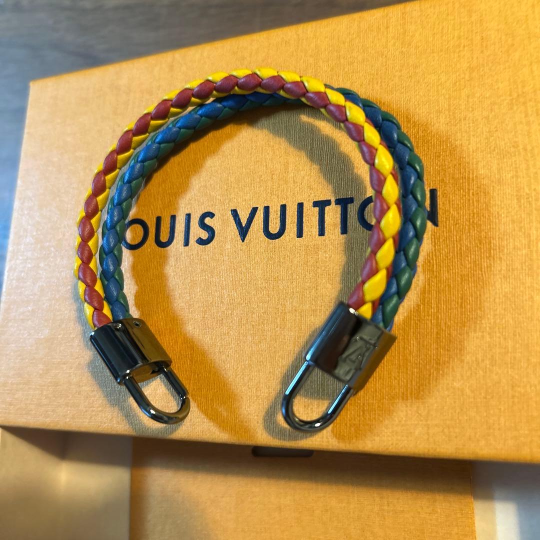 ルイ・ヴィトンのブレイドロックレザーブレスレット