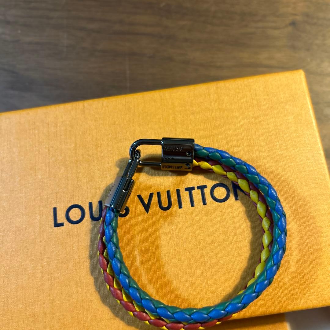 ルイ・ヴィトンのブレイドロックレザーブレスレット