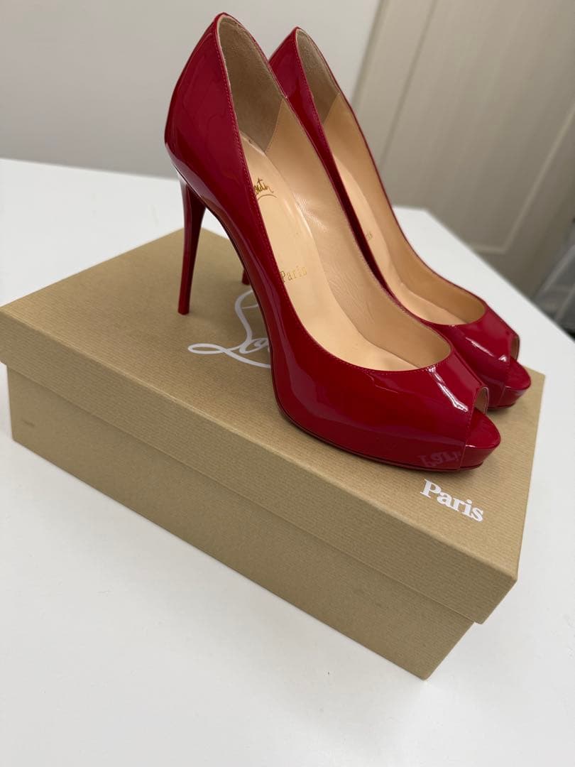Christian Louboutin 赤 エナメル オープントゥ ハイヒール