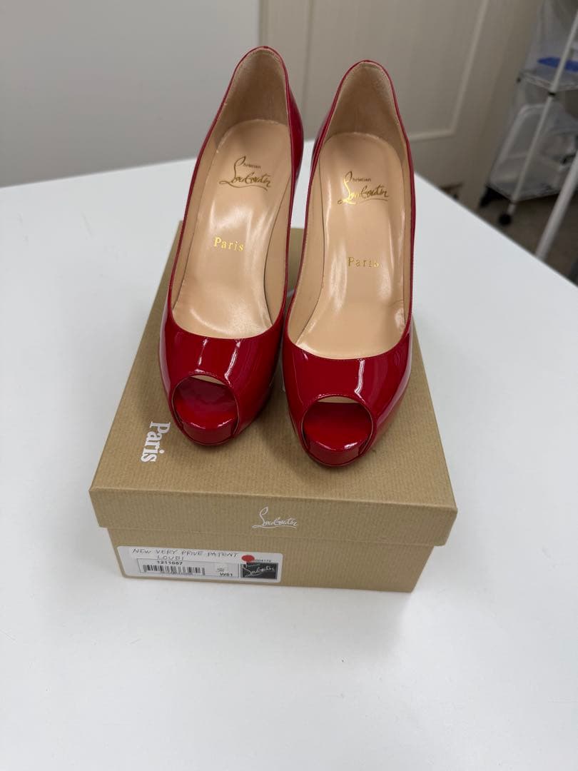 Christian Louboutin 赤 エナメル オープントゥ ハイヒール