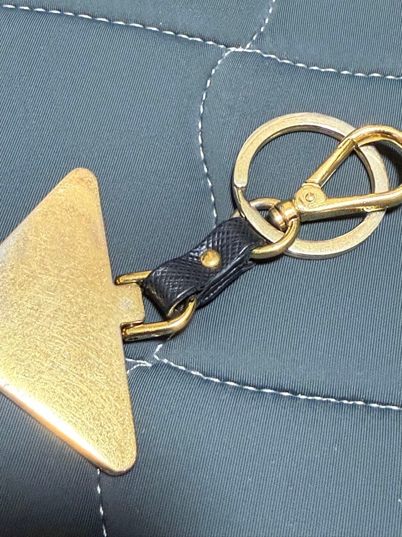 PRADA ゴールド 三角形キーホルダー
