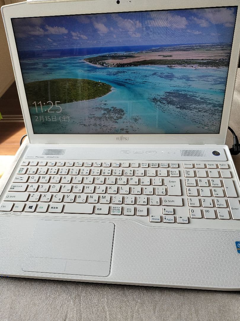 富士通 LIFEBOOK 15.6インチ ホワイトノートPC
