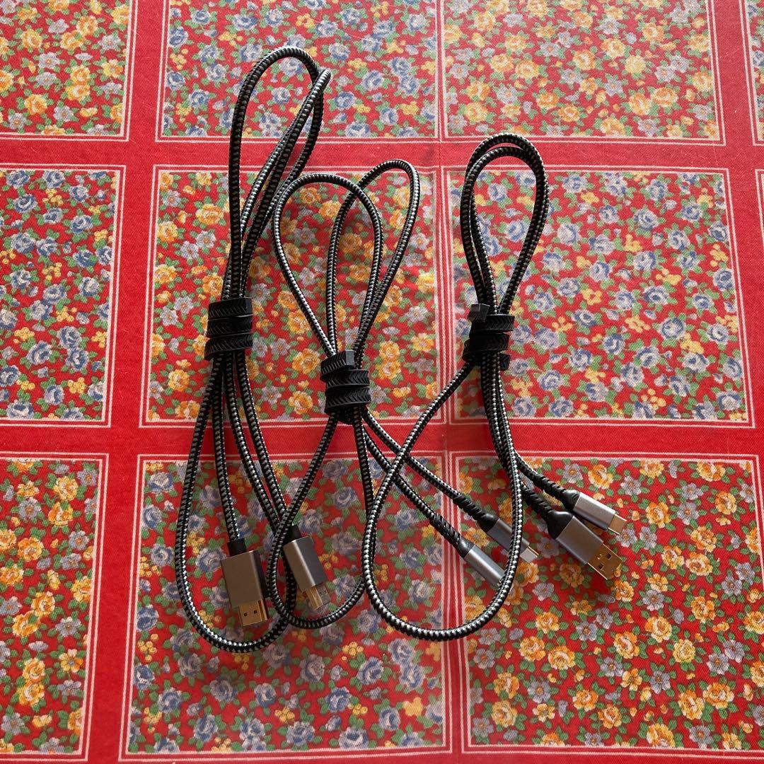 モニター本体とUSBケーブル3本