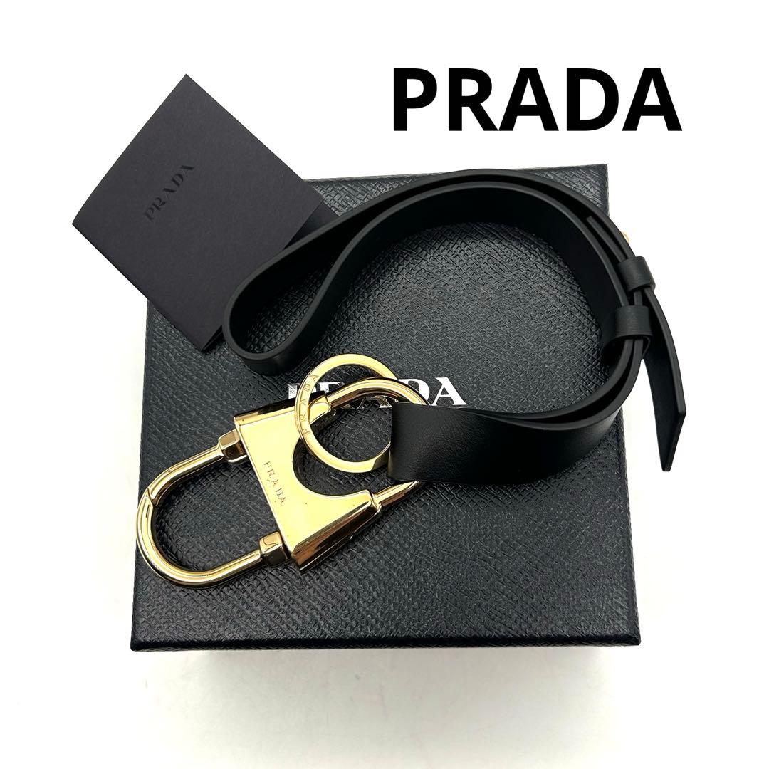 未使用 プラダ キーホルダー キーリング 黒 レザー ロゴ カラビナ1PP118