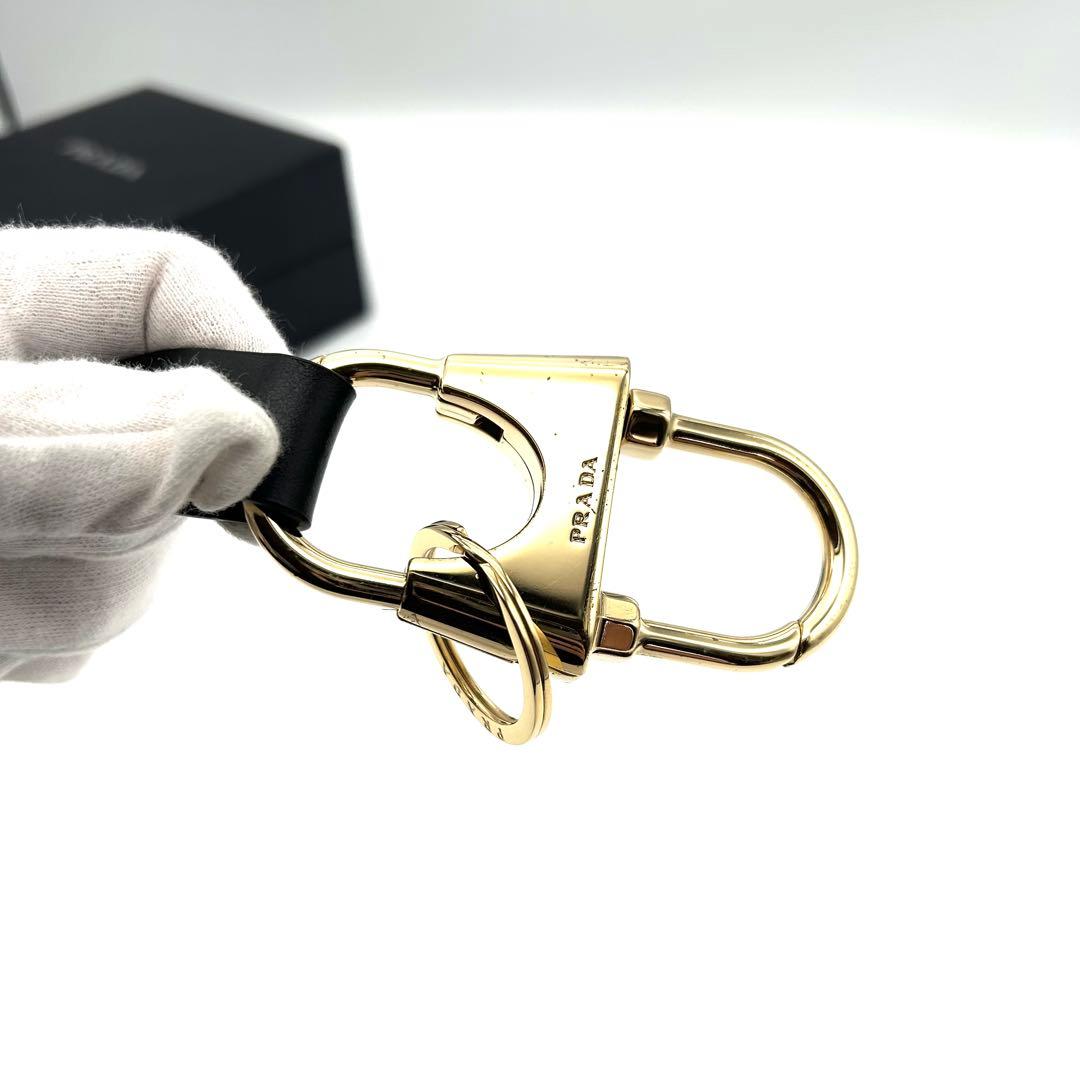 未使用 プラダ キーホルダー キーリング 黒 レザー ロゴ カラビナ1PP118