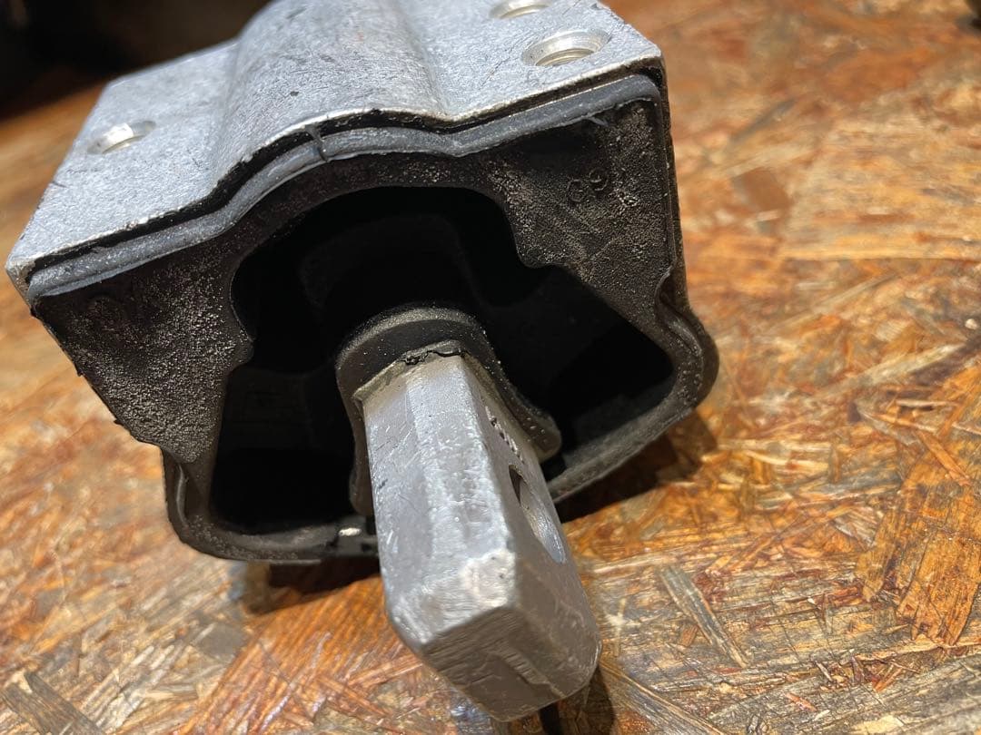 メルセデスベンツ　W204 エンジンマウント ミッションマウント　セット販売