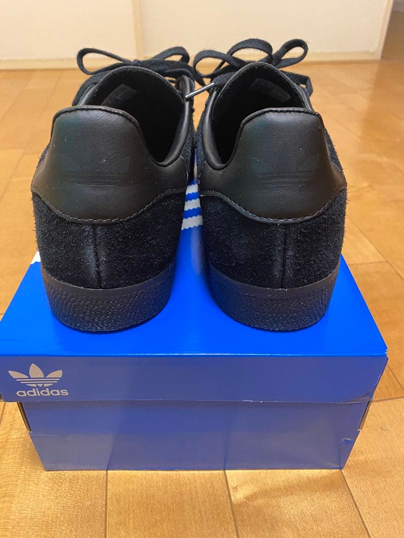 アディダススニーカー
