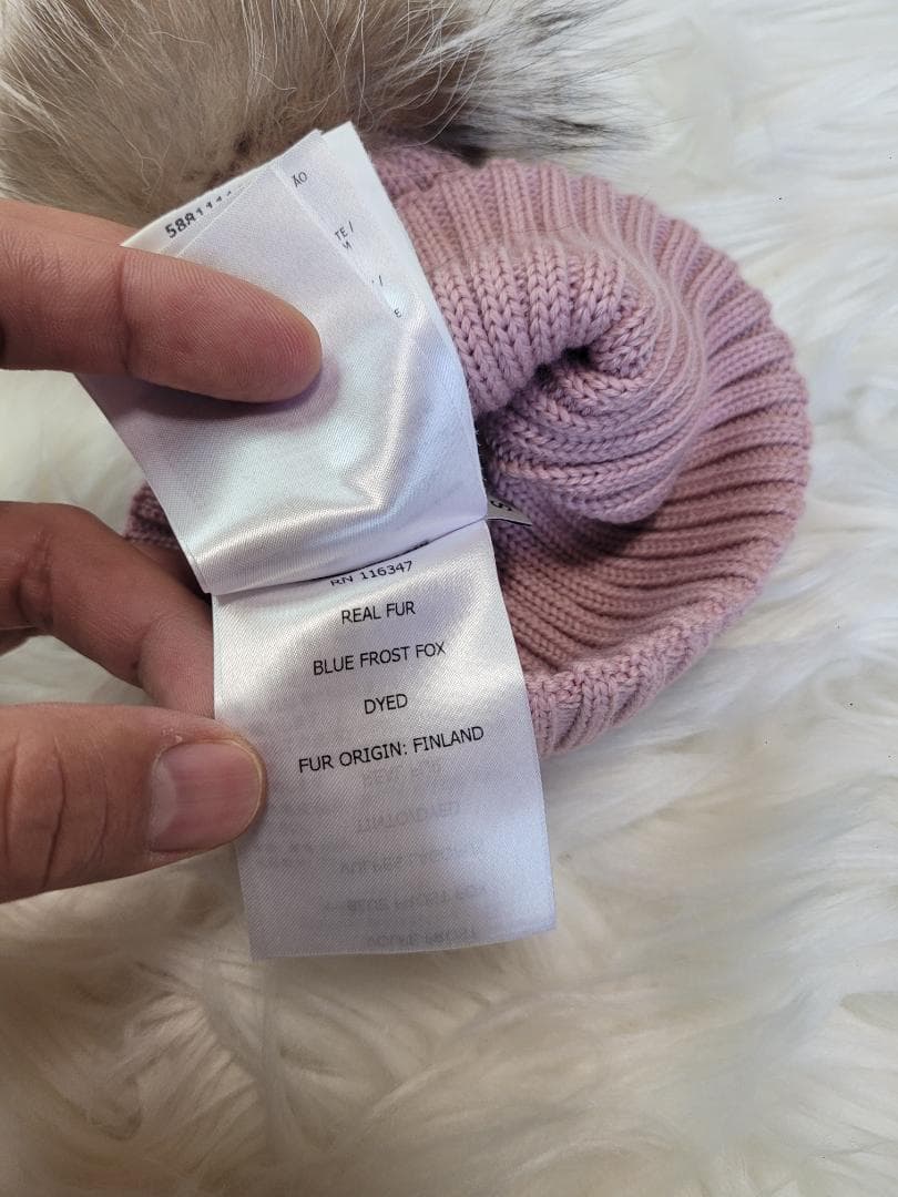 MONCLER ピンクファー付きニット帽