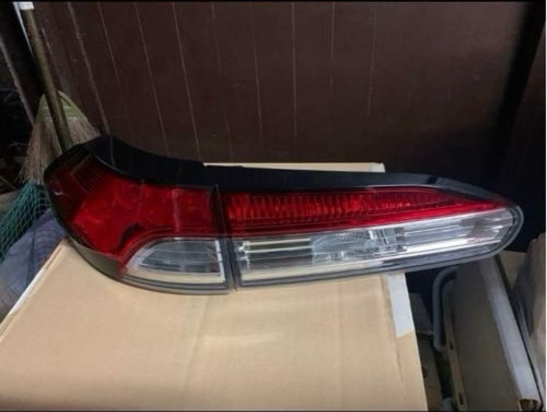 トヨタカローラクロス　テールランプ 左右　中古品