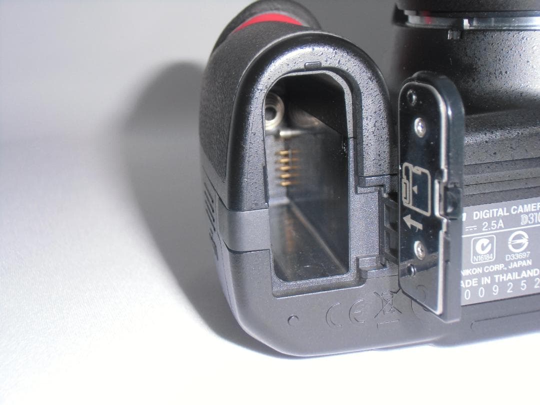 Nikon D3100 デジタル一眼レフカメラ　B057