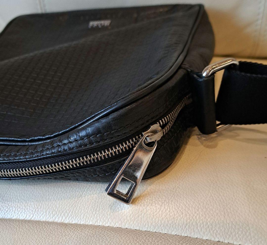 ヒューゴボス　ショルダーバッグ　黒　斜めがけ　ベルトロゴ　格子　オールレザー