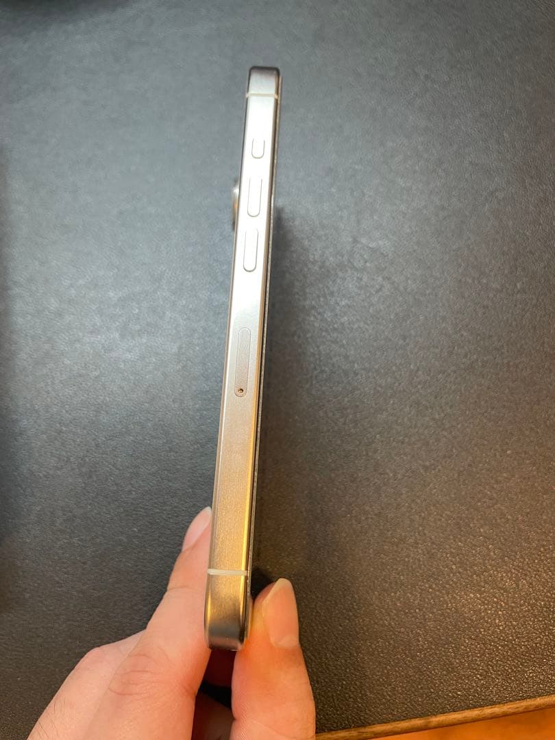 美品　Apple iPhone 15 Pro 1TB ホワイトチタニウム　本体