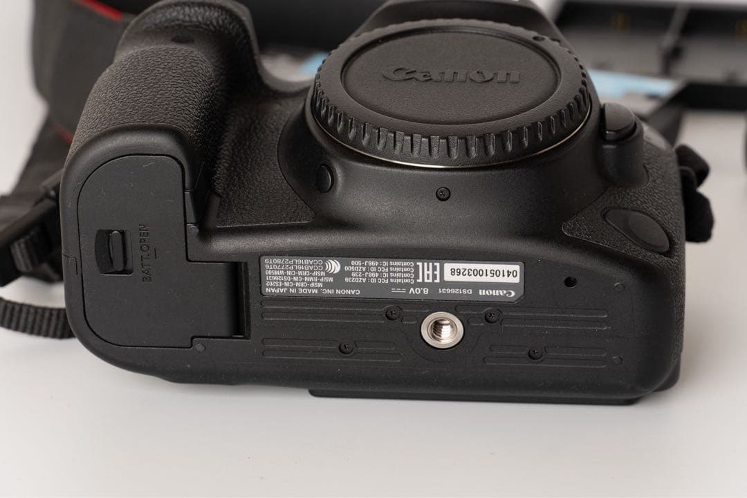 【訳あり】Canon EOS 6D Mark II ボディ・バッテリーレンズ