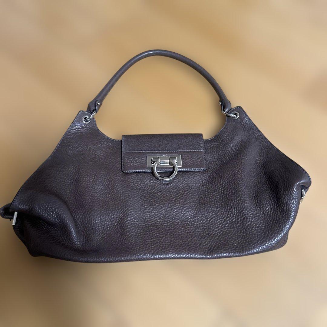 サルバトーレフェラガモ　ブラウン　ショルダーバッグ