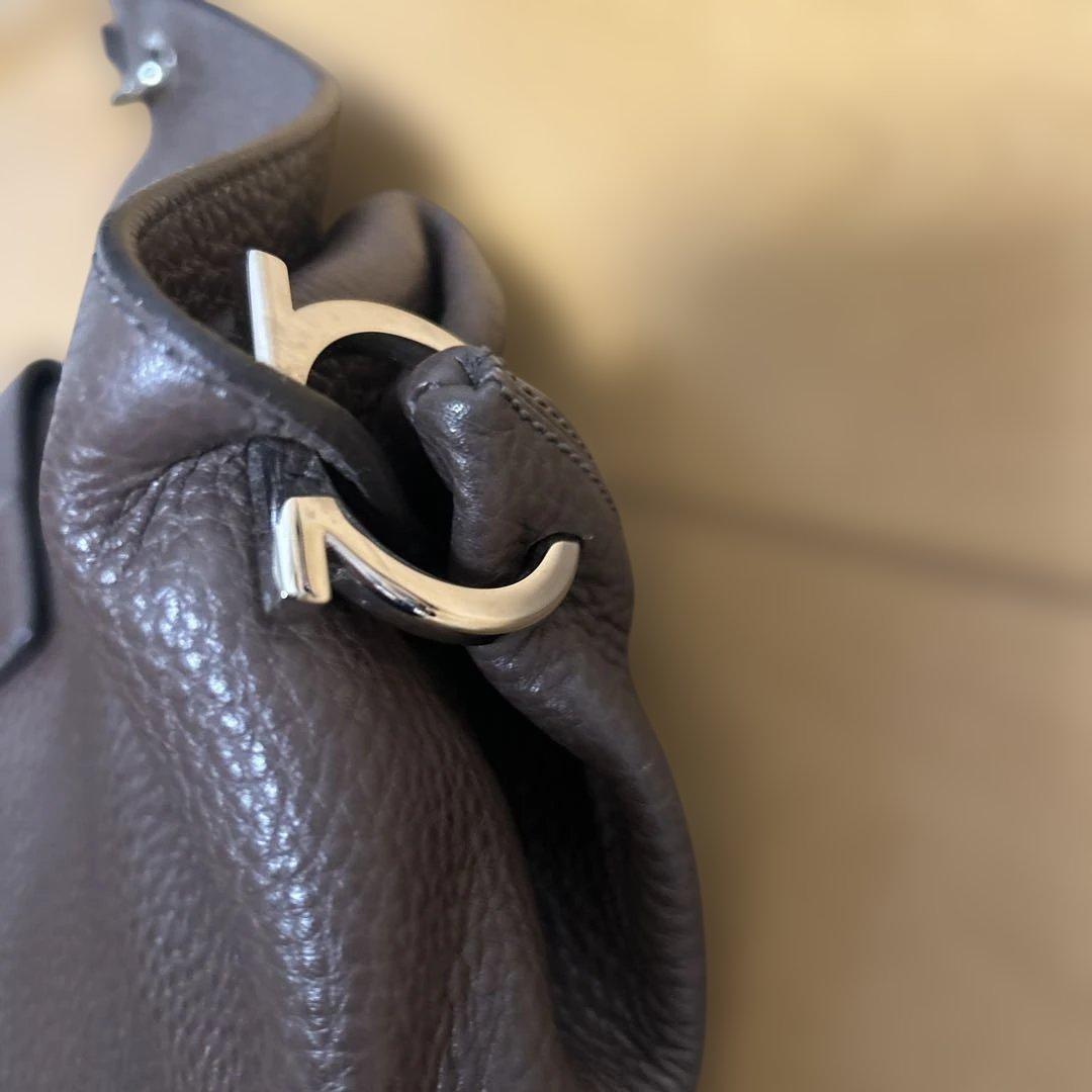 サルバトーレフェラガモ　ブラウン　ショルダーバッグ