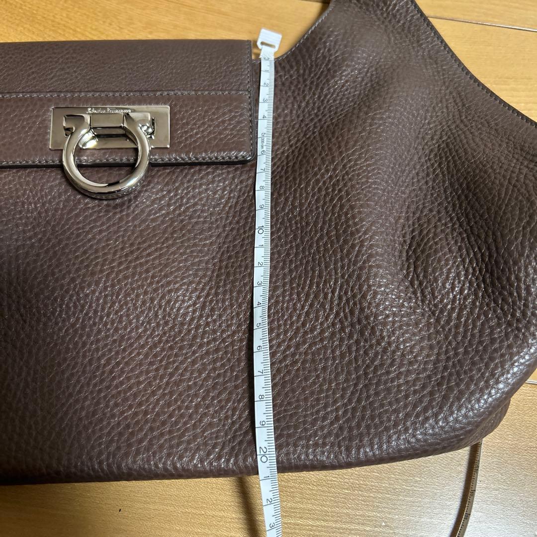 サルバトーレフェラガモ　ブラウン　ショルダーバッグ