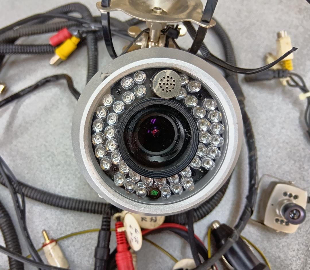 バリフォーカルレンズ搭載の小型カメラ☆LED照明付きで多用途に対応☆送料込価格！